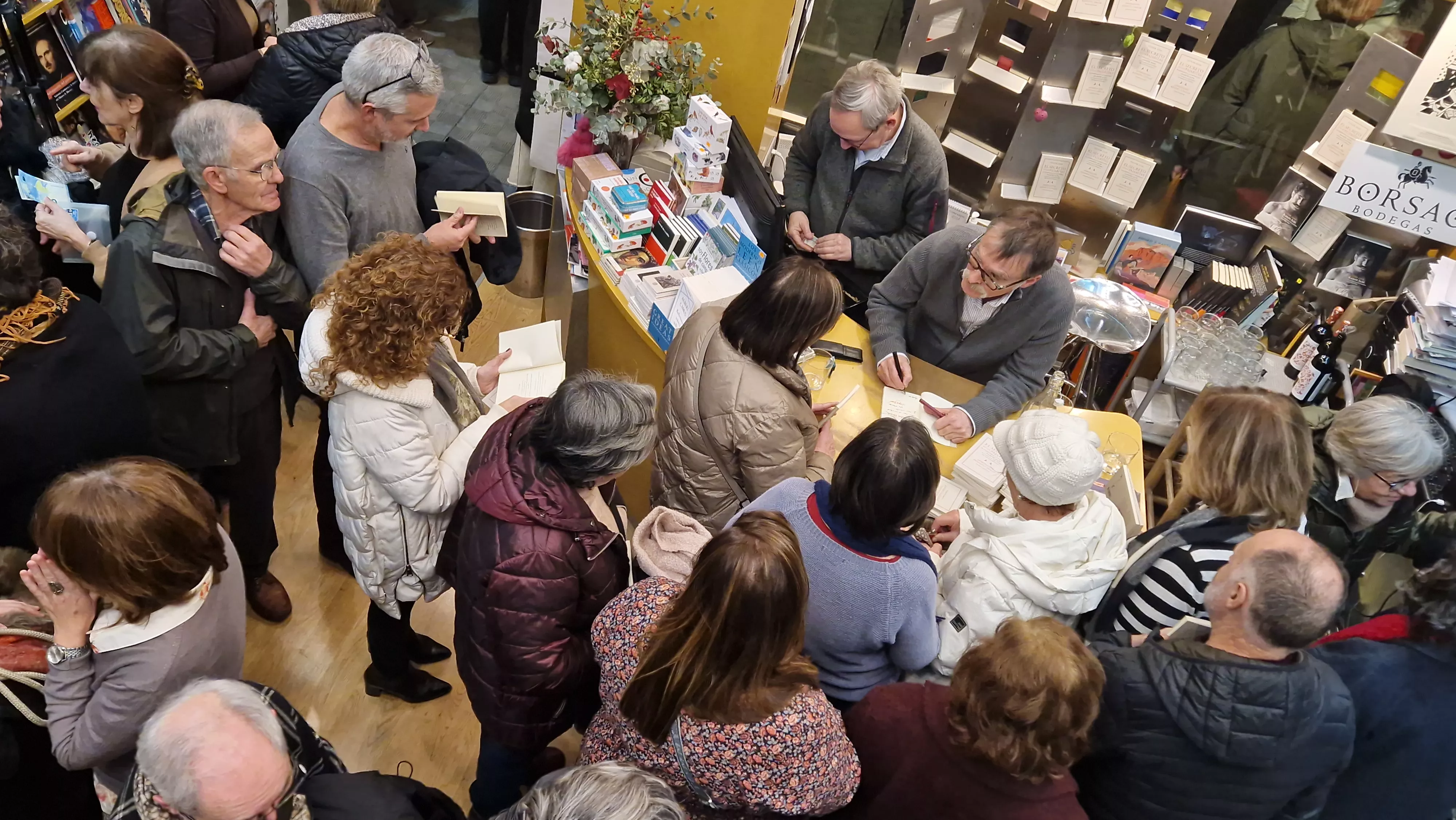 Victor Juan presentando El secreto de las pajaritas en la Anónima. Foto Myriam Martínez
