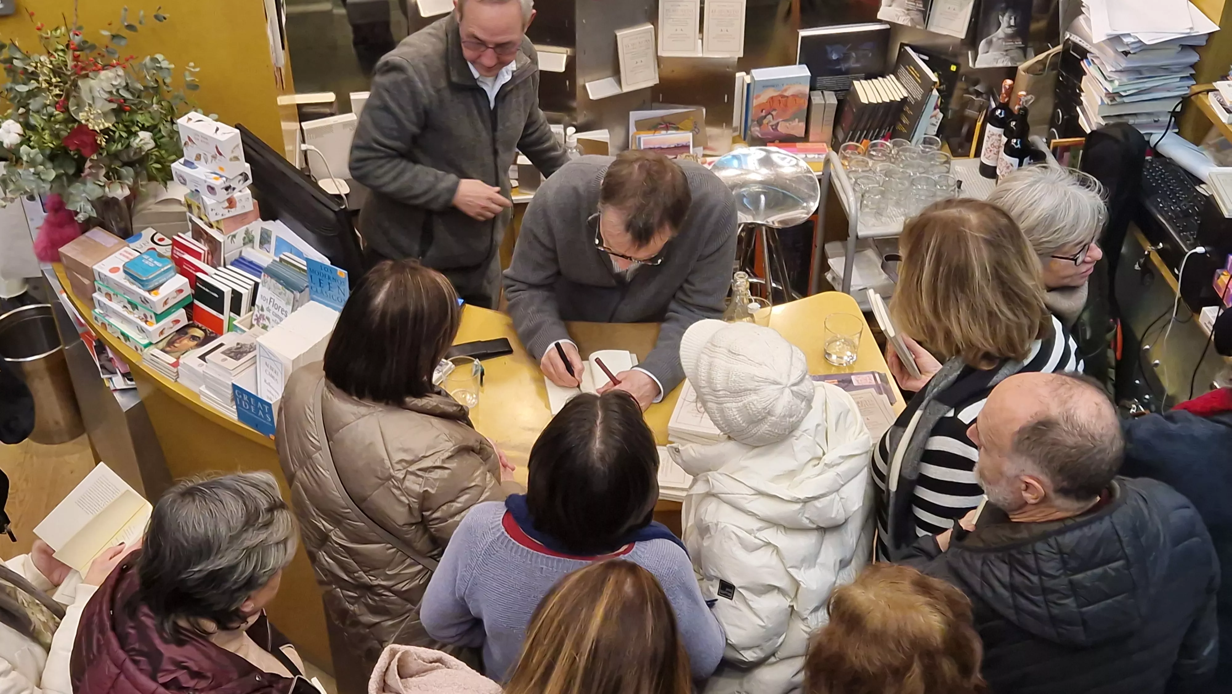 Victor Juan presentando El secreto de las pajaritas en la Anónima. Foto Myriam Martínez