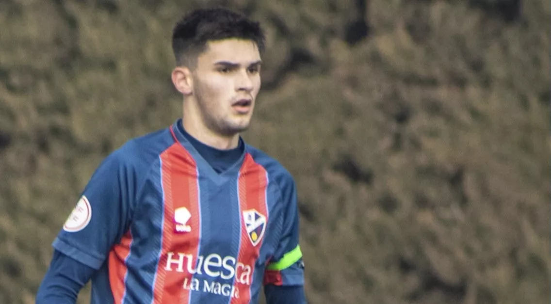 Espi, jugador del Huesca B, ha terminado expulsado en el partido ante el Épila.