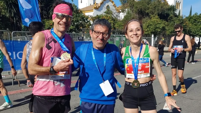 Bea Martínez, a la derecha, al final del maratón de Sevilla. Bea Martínez, a la derecha, al final del maratón de Sevilla.