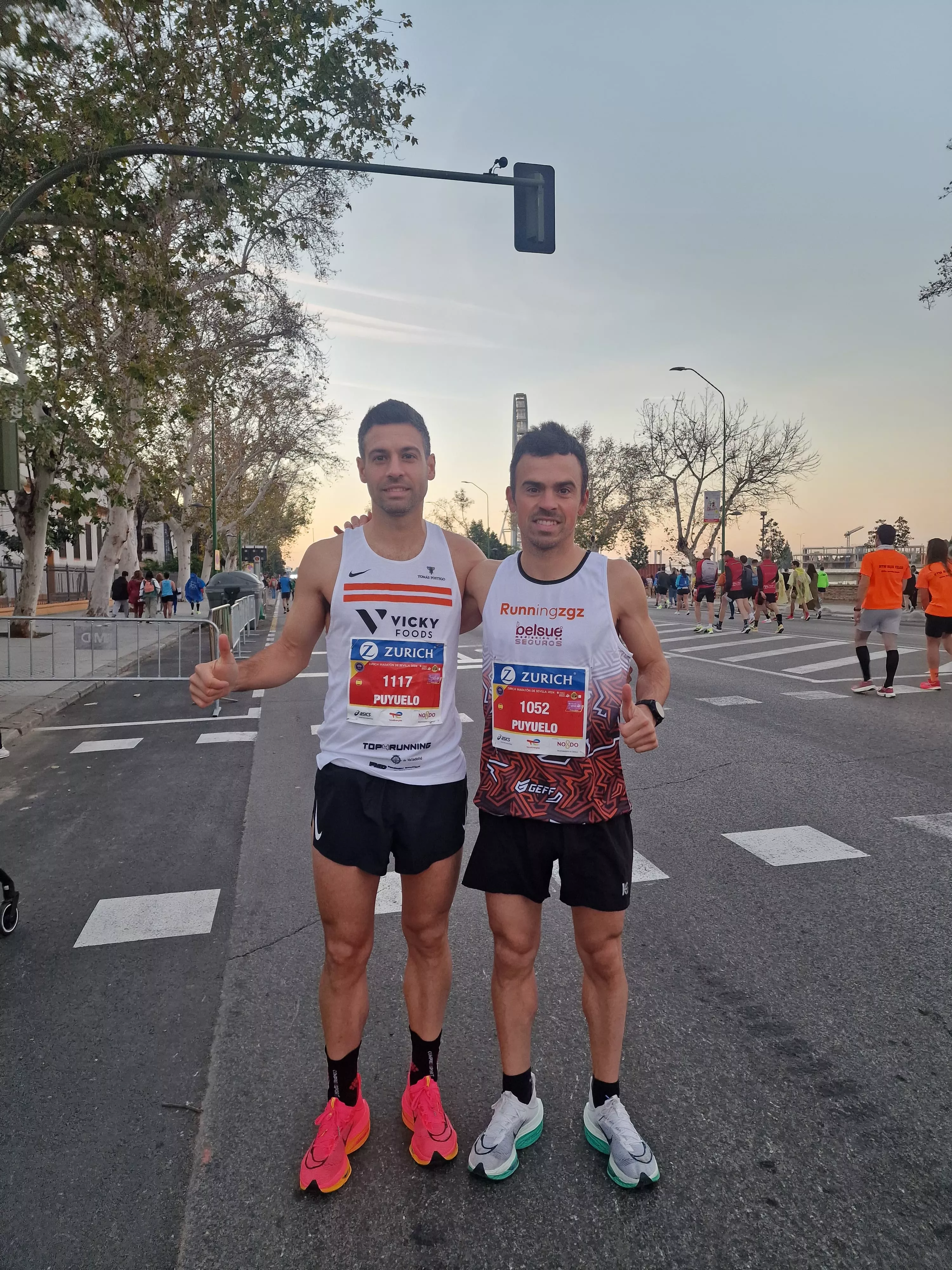 Los hermanos Alberto y Víctor Puyuelo, en Sevilla.