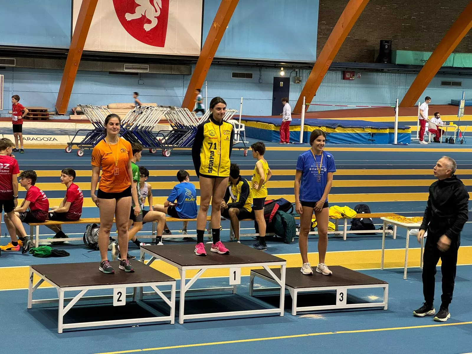 Podio longitud, oro Mariona Salamó y bronce Julia Gracia