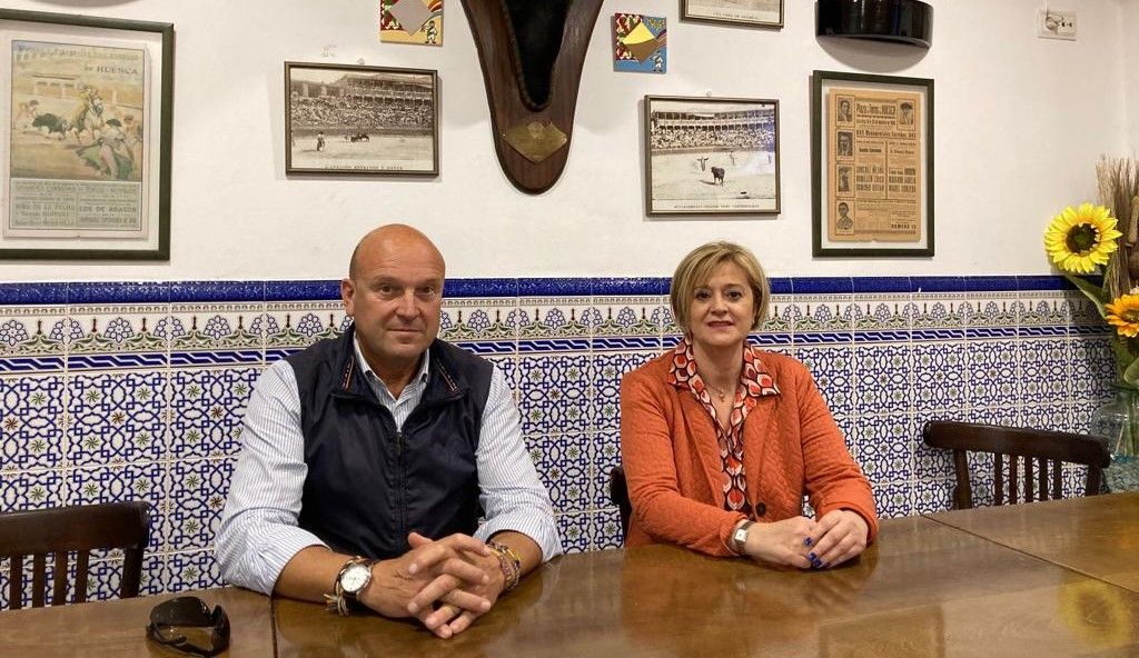 Pablo Ciprés y Gloria Ruiz en la presentación de la clase práctica en la Peña Taurina Oscense