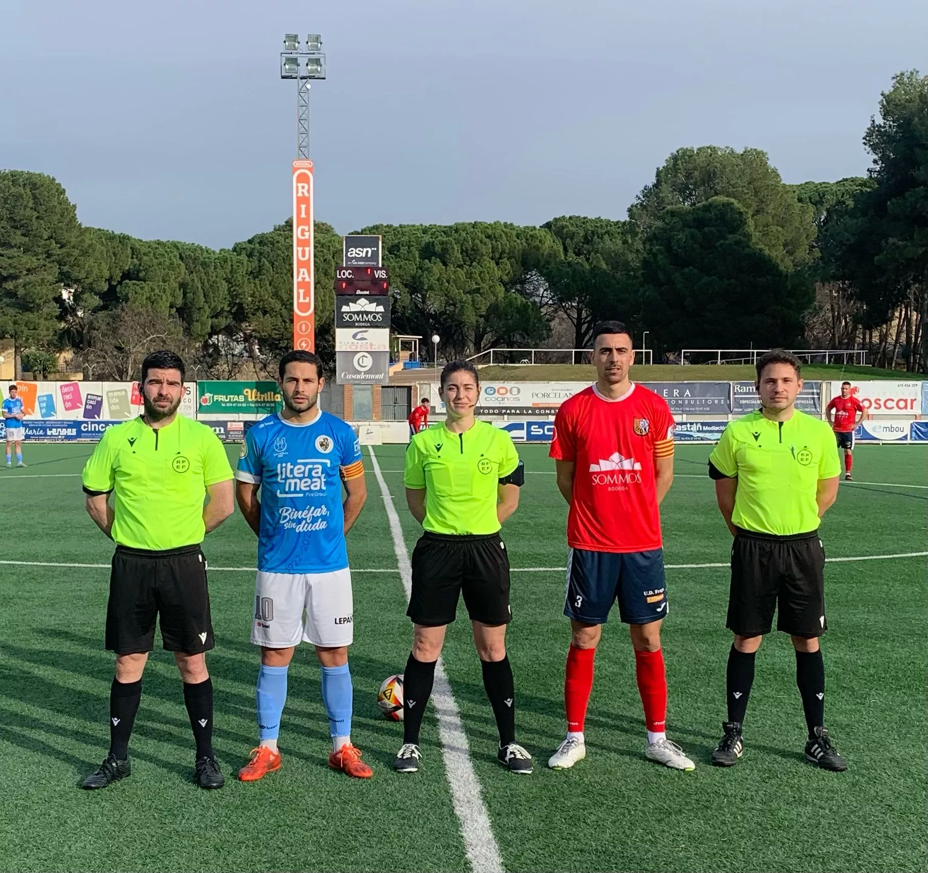 Saludo inicial entre el Binéfar y el Fraga en el derbi de Tercera RFEF.