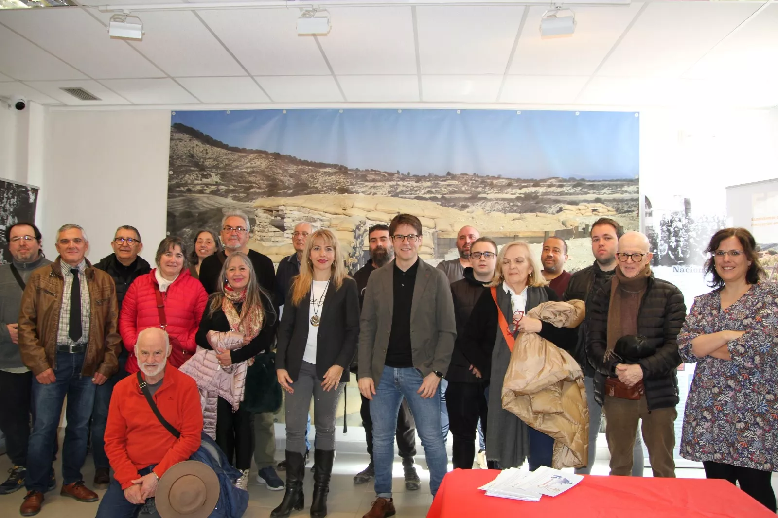 Diego Gaspar Celaya junto con los asistentes a su charla y a la exposición "En Resitencia" en Robres.