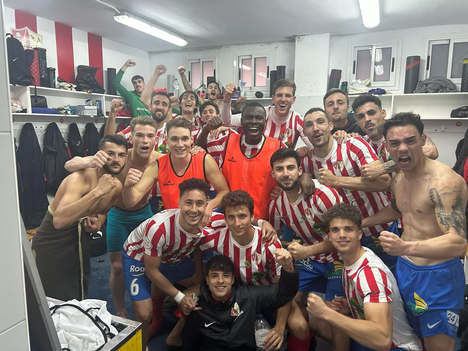 El Barbastro celebra su victoria ante el Valle de Egüés