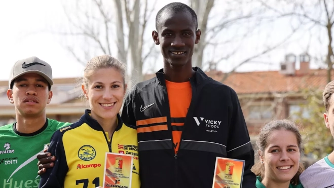 Podio masculino de la carrera, con el zoitista Allaoui, a la izquierda, segundo. Foto: CA Olimpo. Podio masculino de la carrera, con el zoitista Allaoui, a la izquierda, segundo. Foto: CA Olimpo.