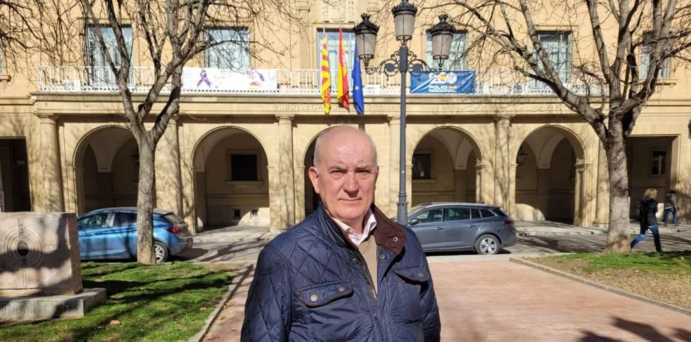 Miguel Ángel Arminio, frente a la Subdelegación del Gobierno en Huesca.