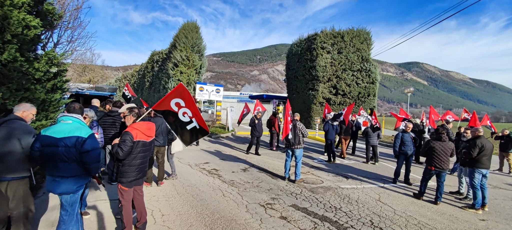Concentración ante la sede de Baxter en Sabiñánigo.