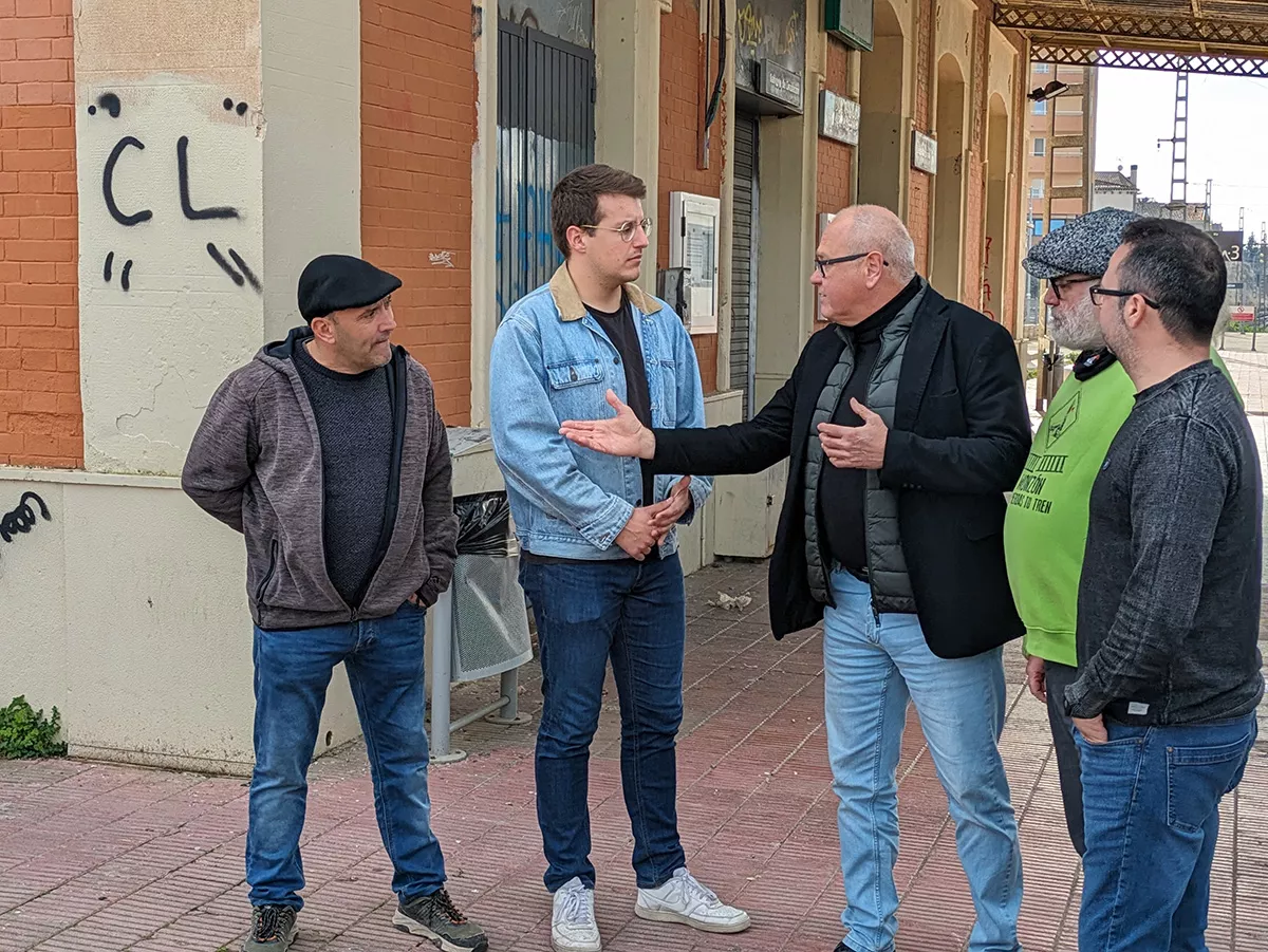 Los diputados Jorge Pueyo de Fèlix Alonso en la estación de tren de Binéfar.