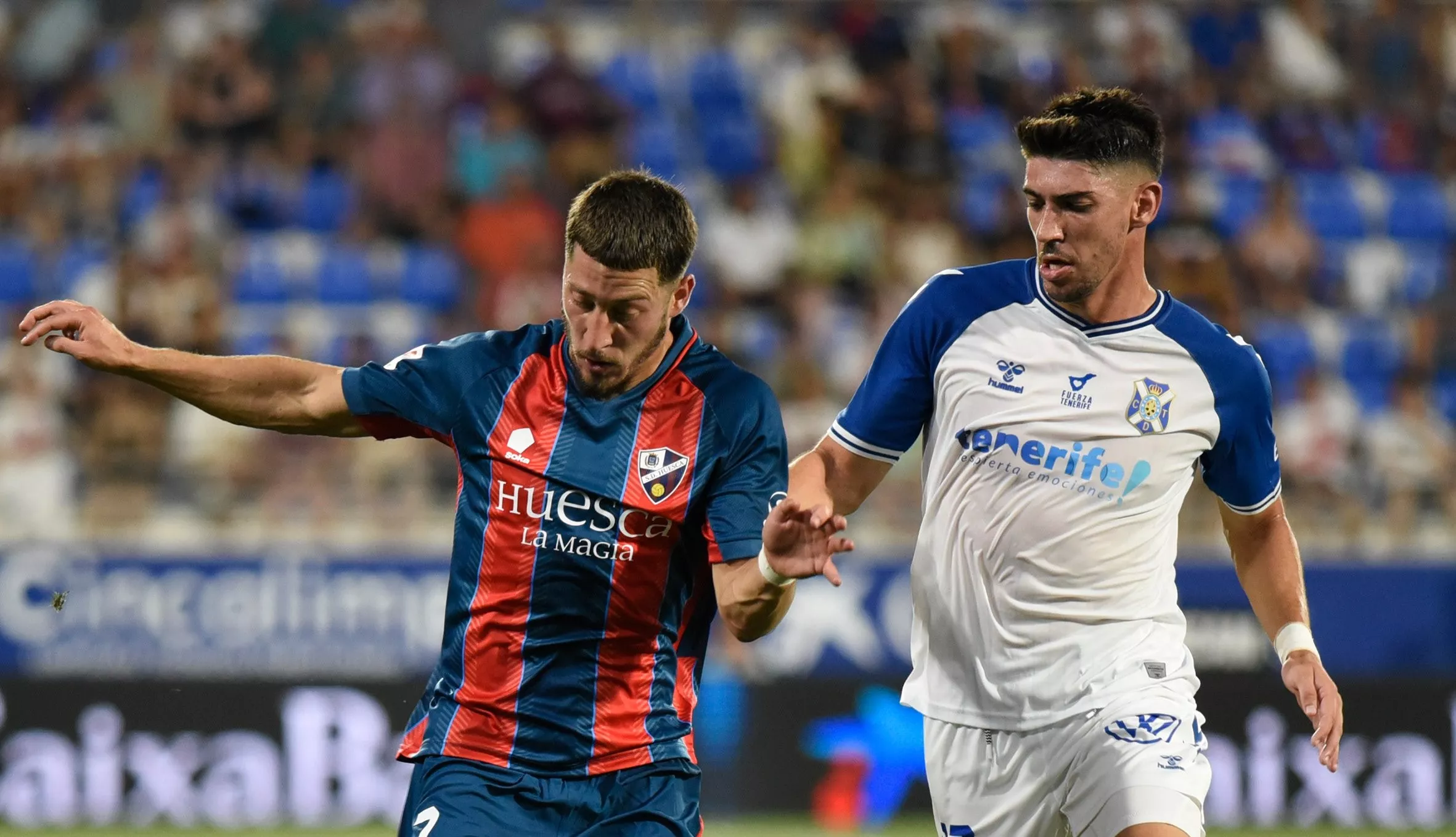 Lombardo, jugador del Huesca, en el partido de ida ante el Tenerife.