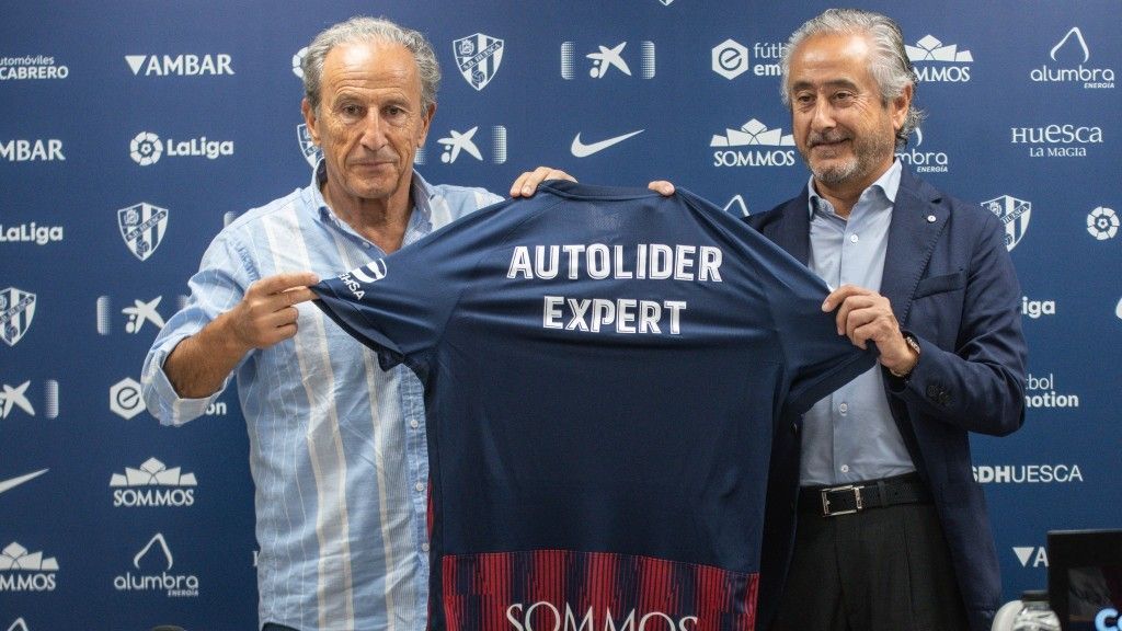 Petón, presidente de la Fundación Alcoraz, y Manuel Berdiel, director general de Autolíder, con la camiseta del Huesca. Petón, presidente de la Fundación Alcoraz, y Manuel Berdiel, director general de Autolíder, con la camiseta del Huesca.