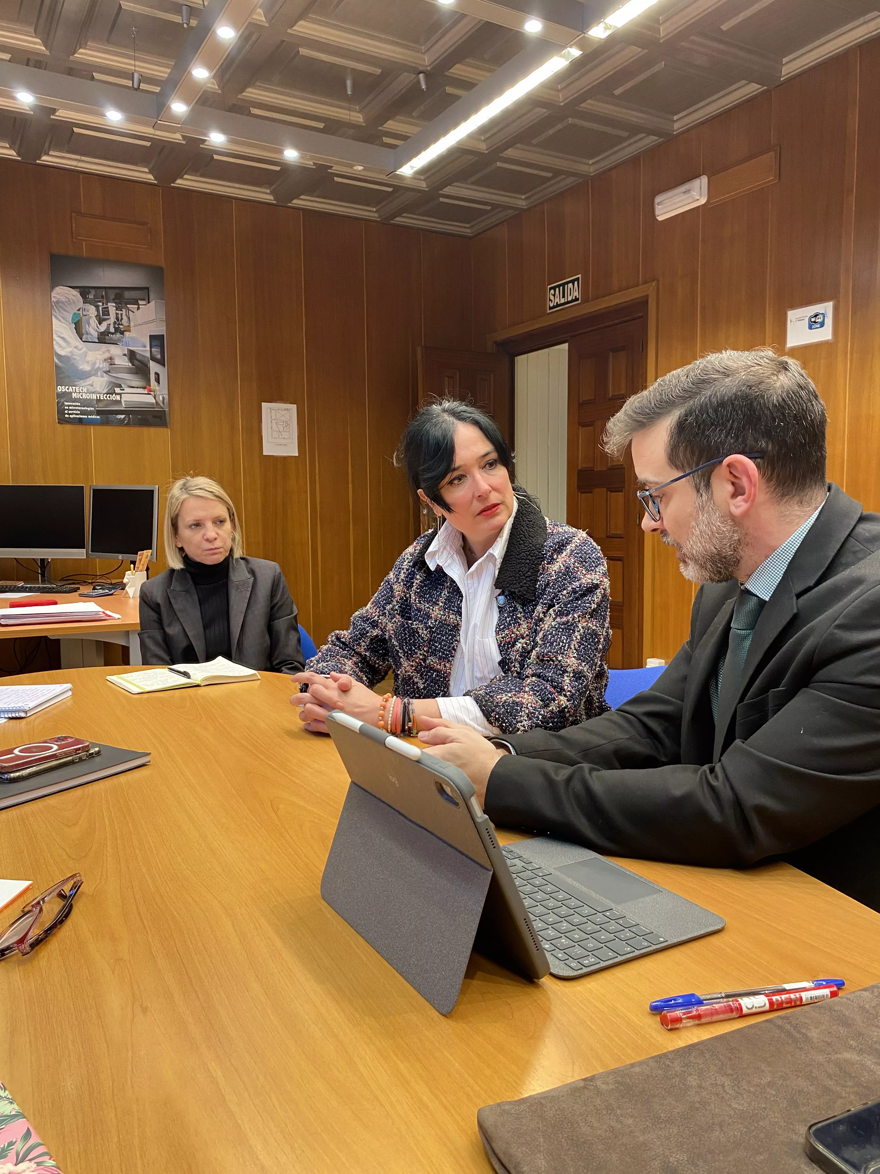 Nuria Mur, Lorena Orduna y Javier Camo han analizado el proceso de renovación del Plan Local de Equipamiento Comercial. 