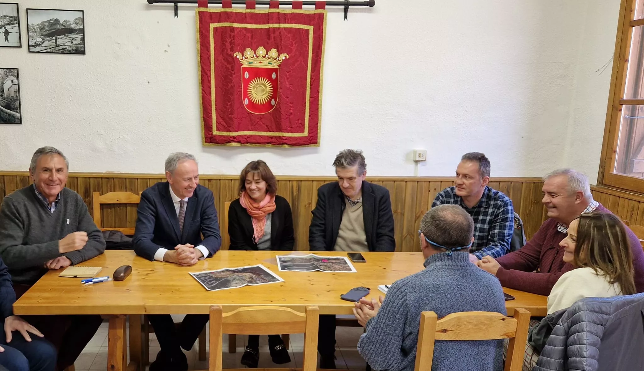 Reunión de Luis Estaún con la alcaldesa de Biescas y miembros de la Asociación de Vecinos de Saqués.