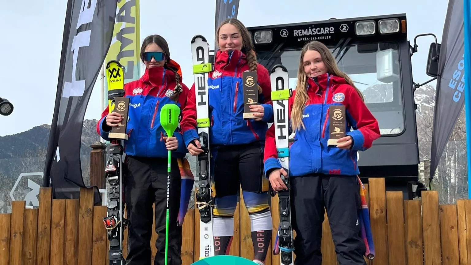 Uno de los podios del I Trofeo Infantil Cerler Aneto U14-U16 de esquí alpino con presencia del CETDI Aragón Jaca. Uno de los podios del I Trofeo Infantil Cerler Aneto U14-U16 de esquí alpino con presencia del CETDI Aragón Jaca.