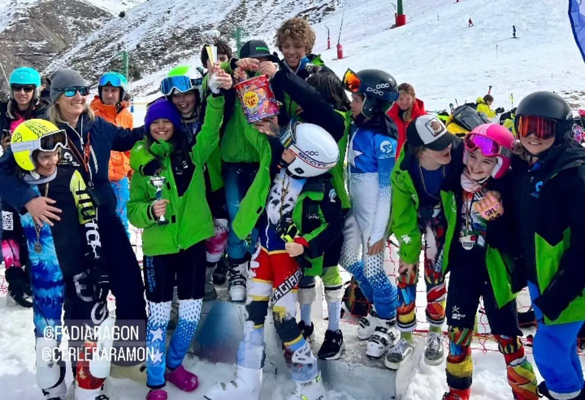 Cerler Aneto celebra el trofeo al mejor club U12 en el Trofeo Paco El Maestro, en Formigal.