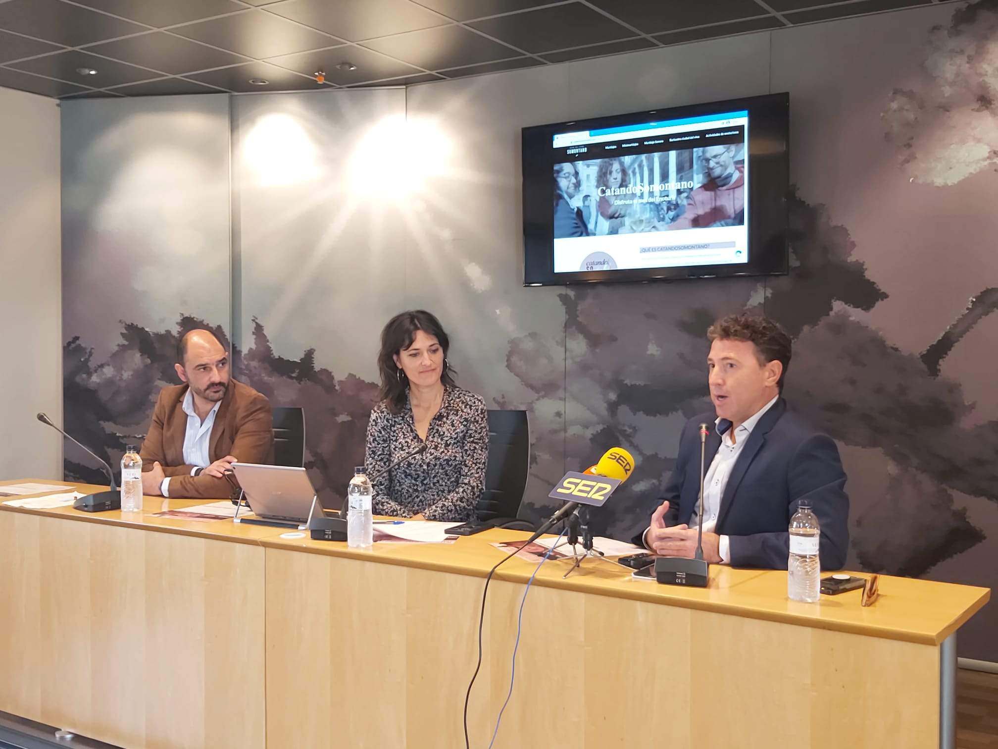 Fernando Torres, Clara Bosch y Fernando Blasco han presentado Catando Somontano