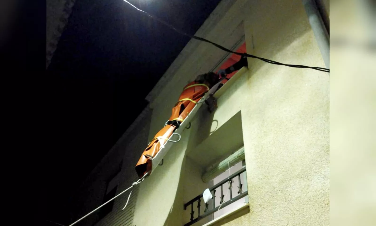 Los bomberos evacuan por la ventana de su vivienda a un vecino de Tamarite de Litera.