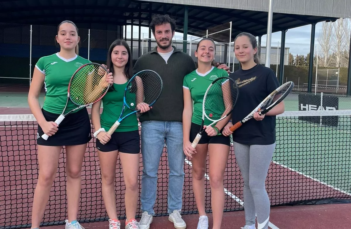 Toño Bueno junto al equipo de Tenis Osca cadete.