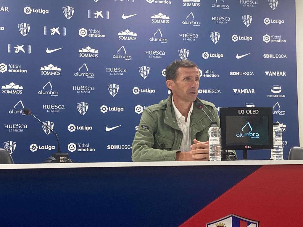 Cuco Ziganda en la previa del Mirandés-Huesca. Foto: A. Mora Cuco Ziganda en la previa del Mirandés-Huesca. Foto: A. Mora