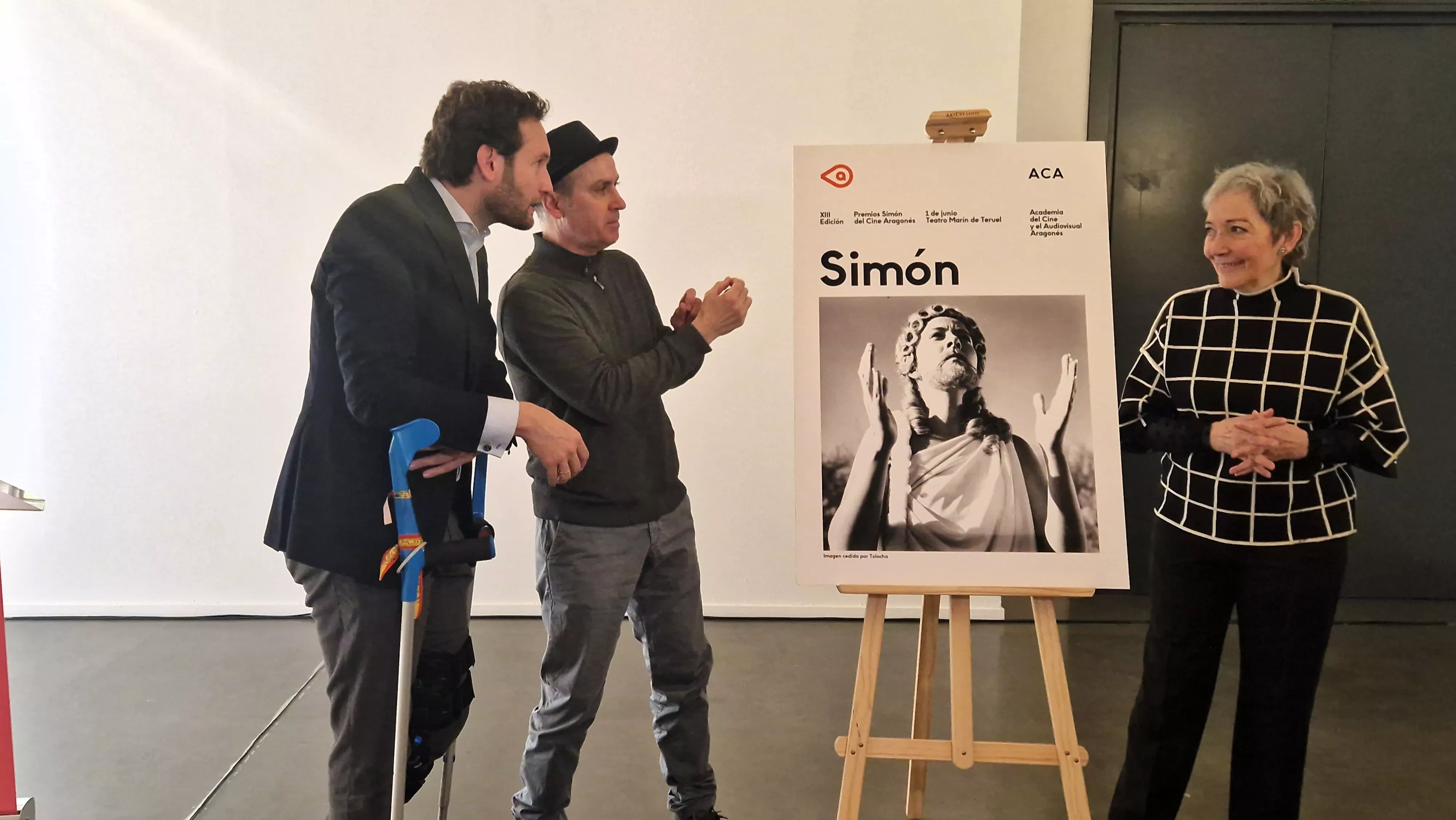 Isaac Claver, Isidro Ferrer y María José Moreno, junto al cartel de los Premios Simón que incluye la nueva imagen de la Academia. Foto Myriam Martínez