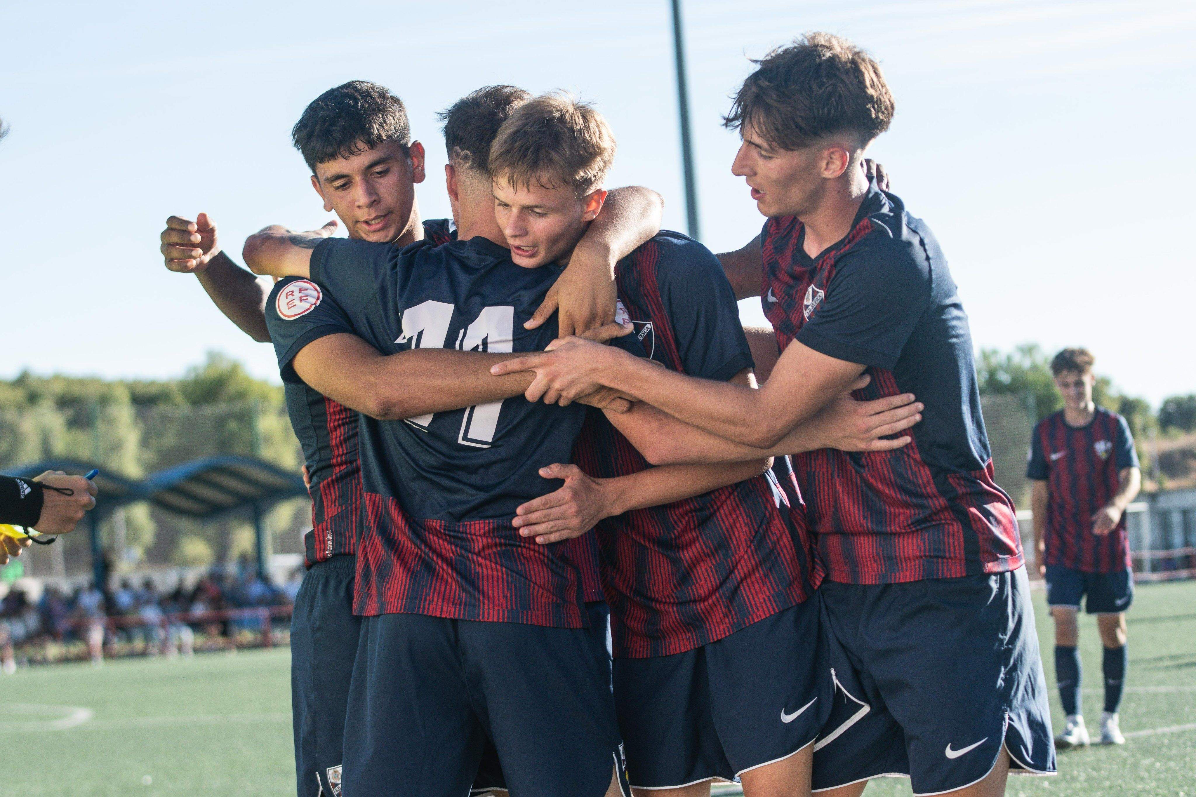 Los jugadores del Huesca DH Juvenil se abrazan tras un gol. Foto: Fundación Alcoraz