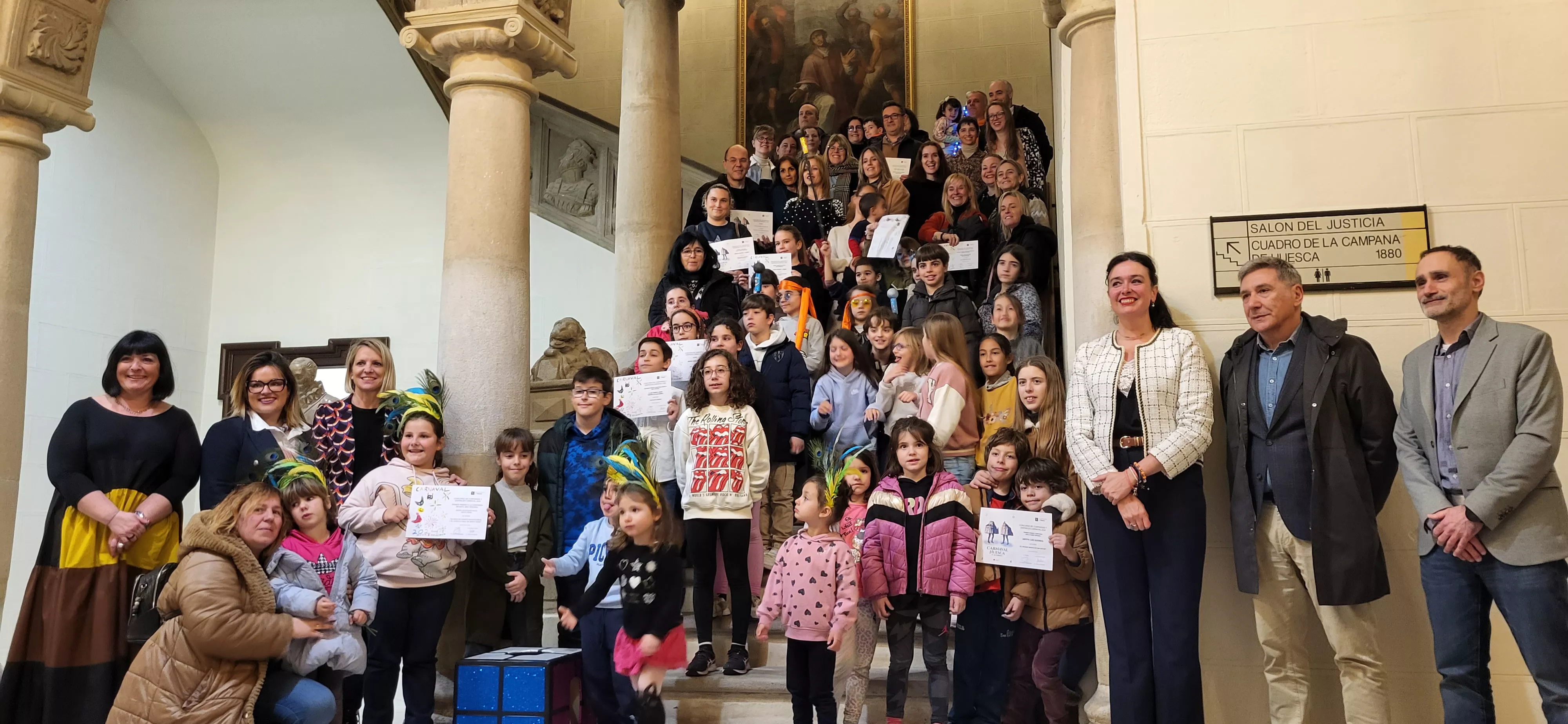 Foto de familia de los premiados en los concursos de Disfraces y Comparsas de Carnaval 2024, junto con representantes municipales. Foto Mercedes Manterola
