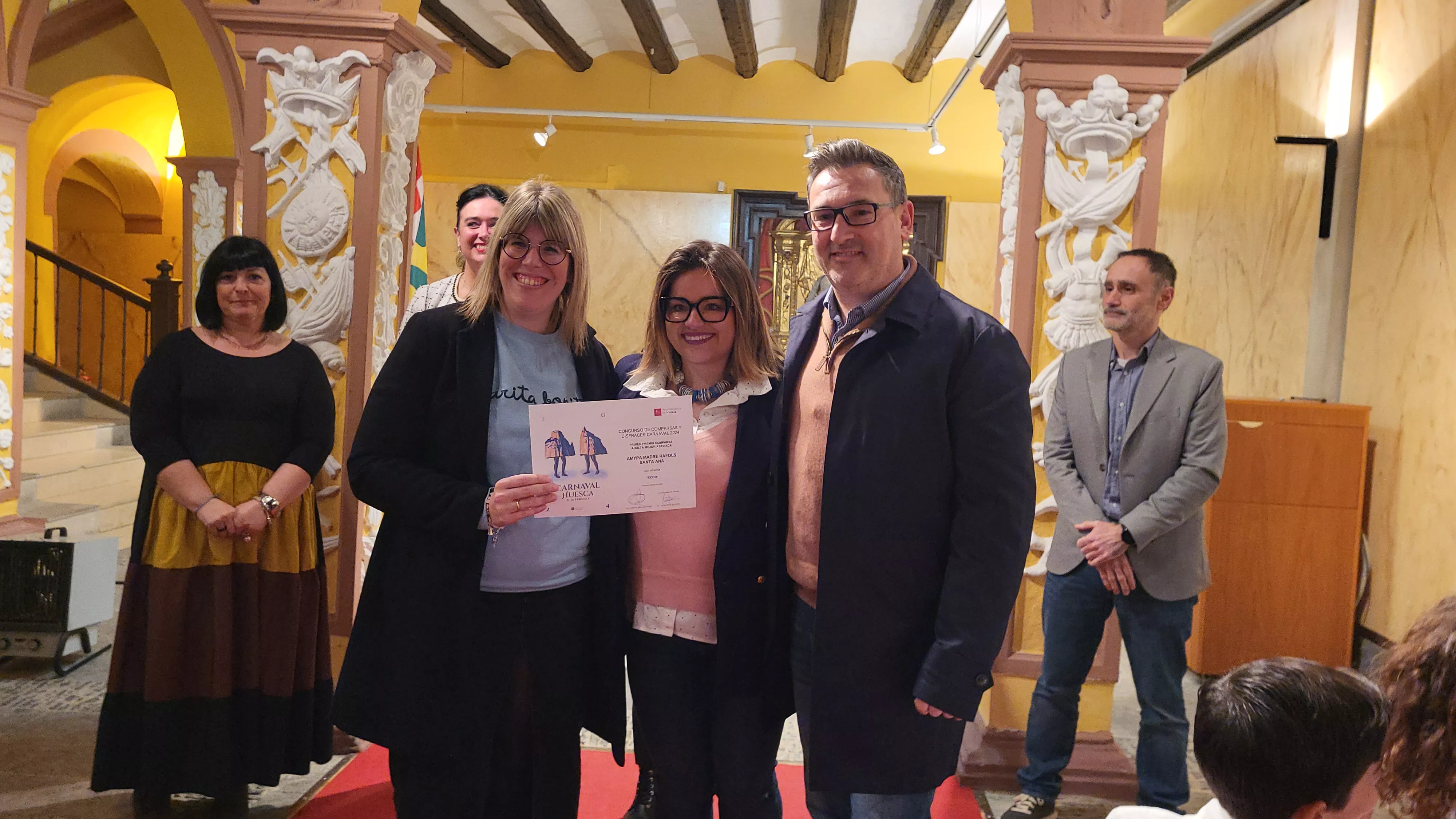 Primer premio a la Comparsa Adulta Mejor Ataviada para la Amypa Madre Rafols Santa Ana. Foto Mercedes Manterola