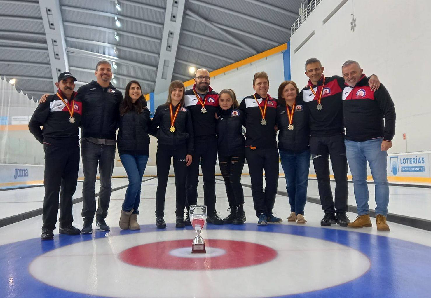 Varios jugadores del club, con el trofeo de subcampeones de la Liga Española obtenido durante la temporada pasada