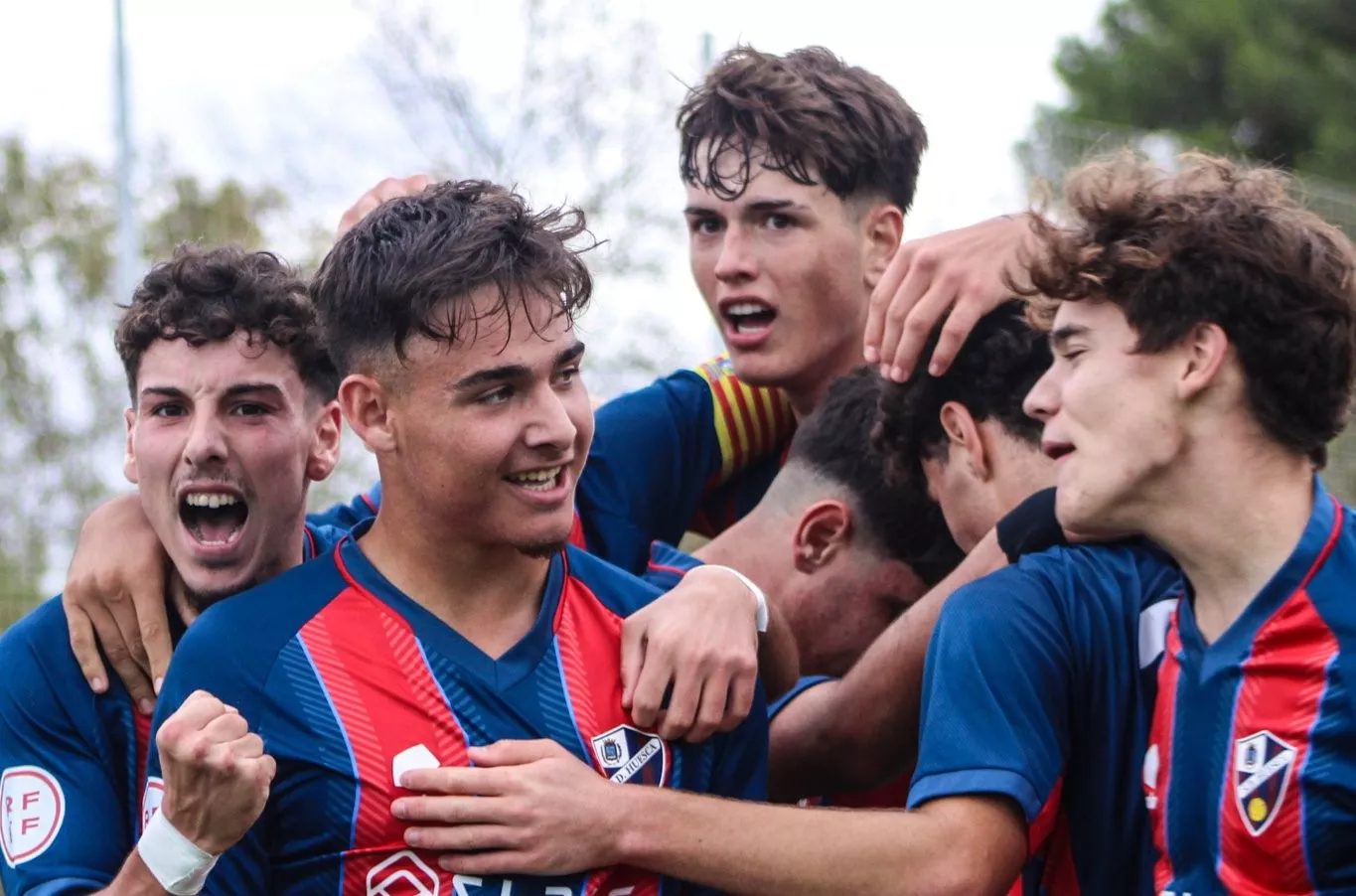 Iker Gil, jugador del Huesca, celebra uno de los dos goles ante el FC Barcelona.