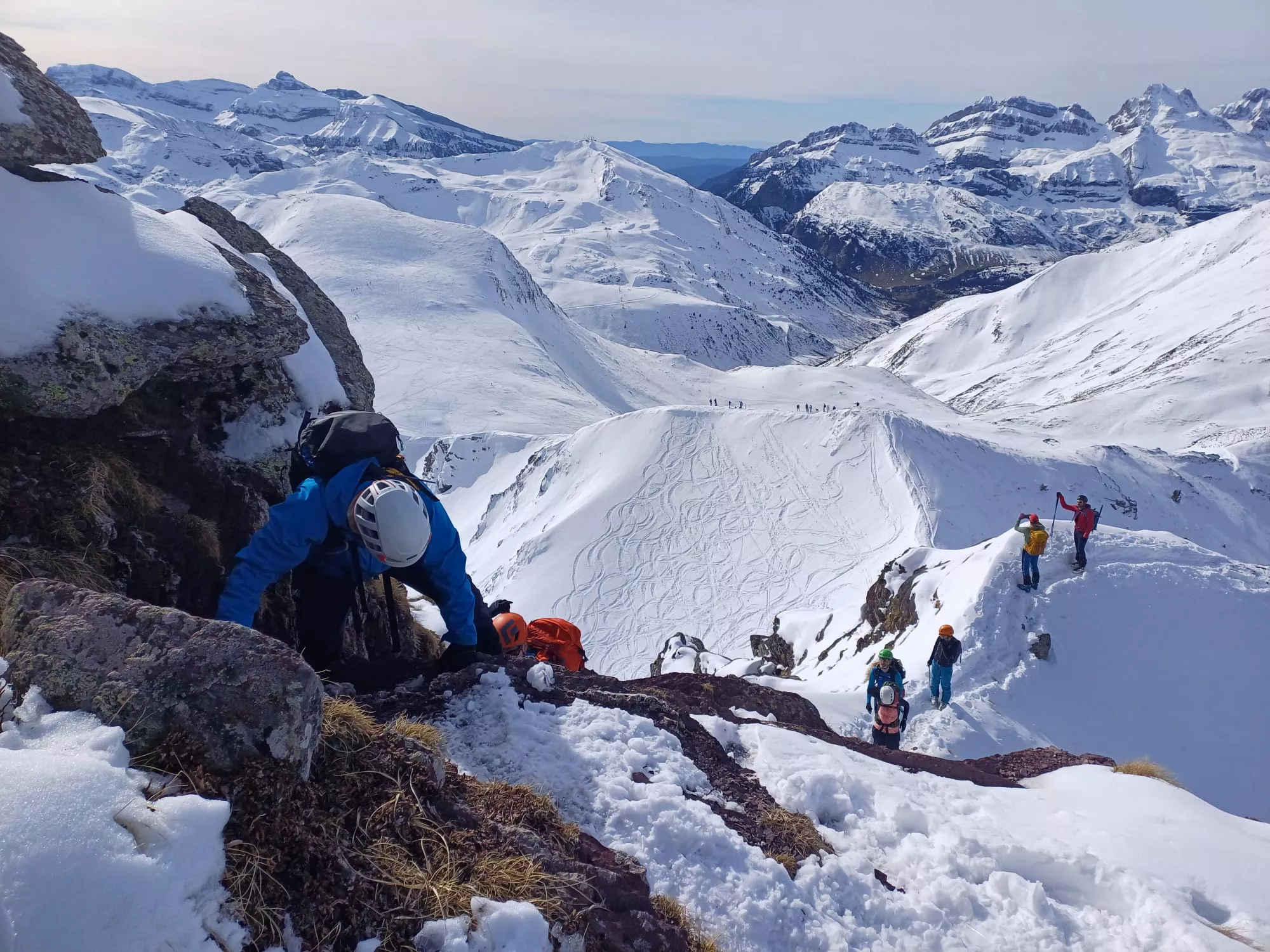 Trepando al pico Monjes. Foto: Peña Guara