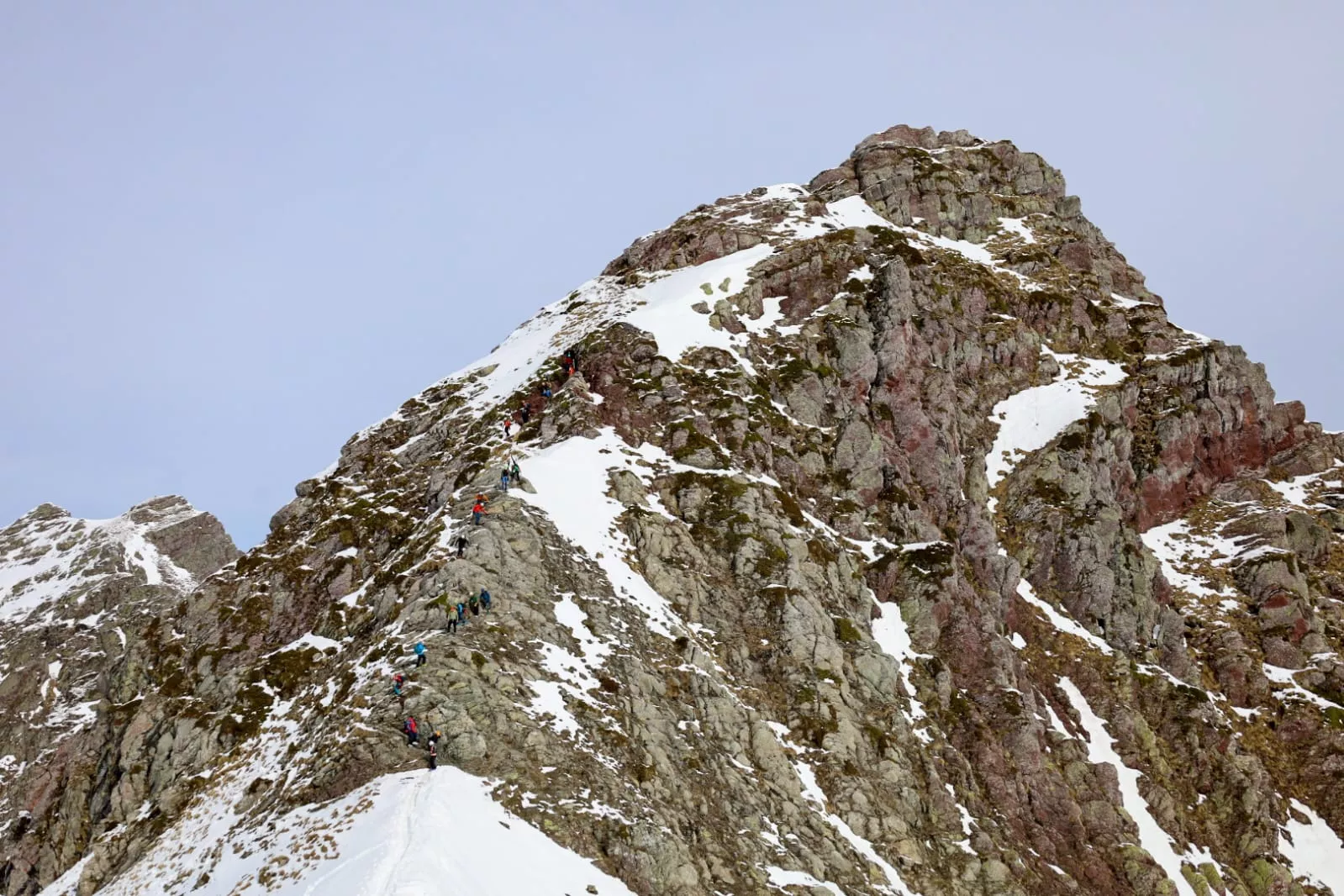 La pirámide rocosa del pico Monjes. Foto: Peña Guara