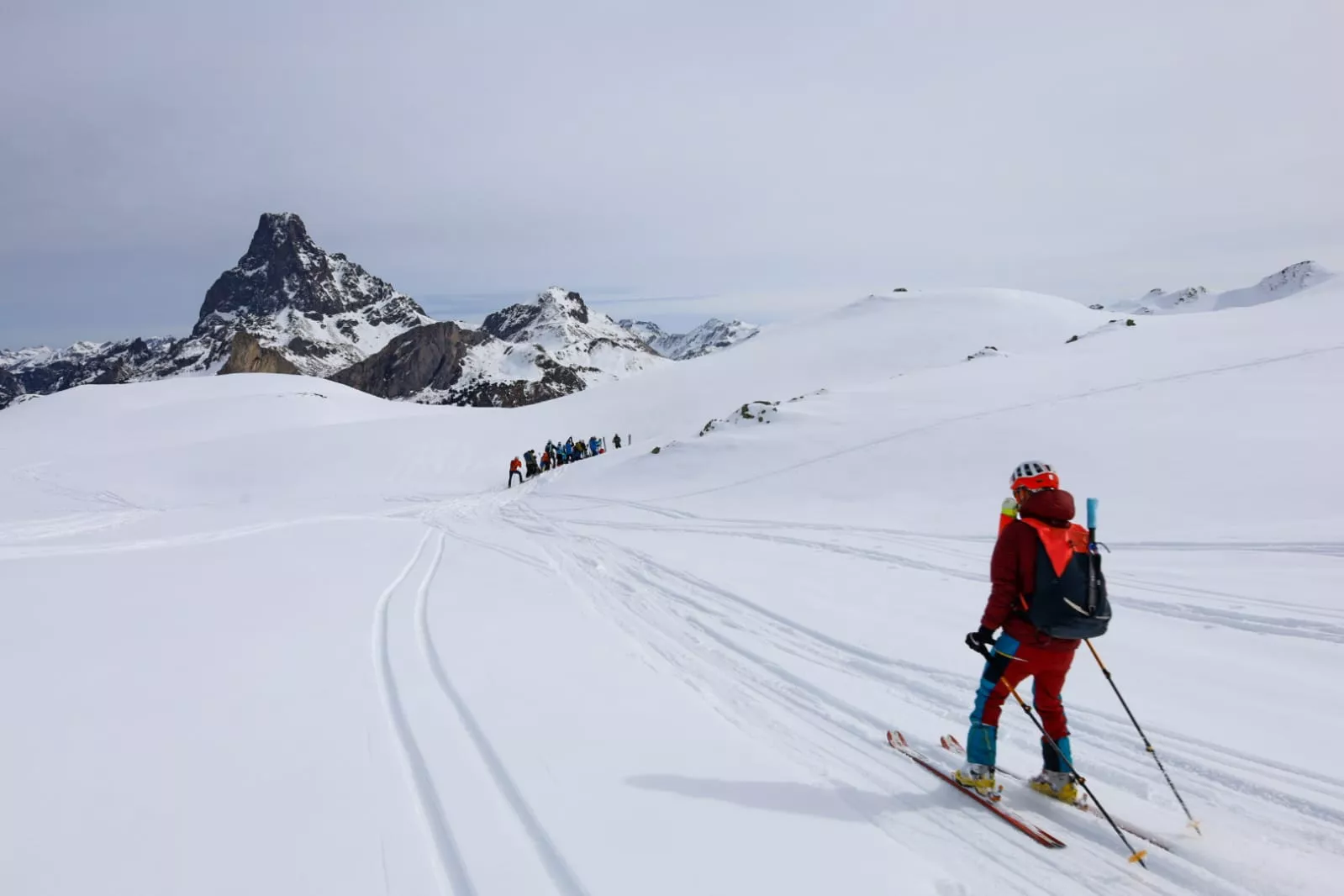 Reagrupamiento con el Midi al fondo. Foto: Peña Guara