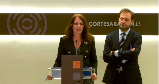 Carmen Herrarte y Fernando Ledesma durante la rueda de prensa ofrecida este miércoles en las Cortes de Aragón.