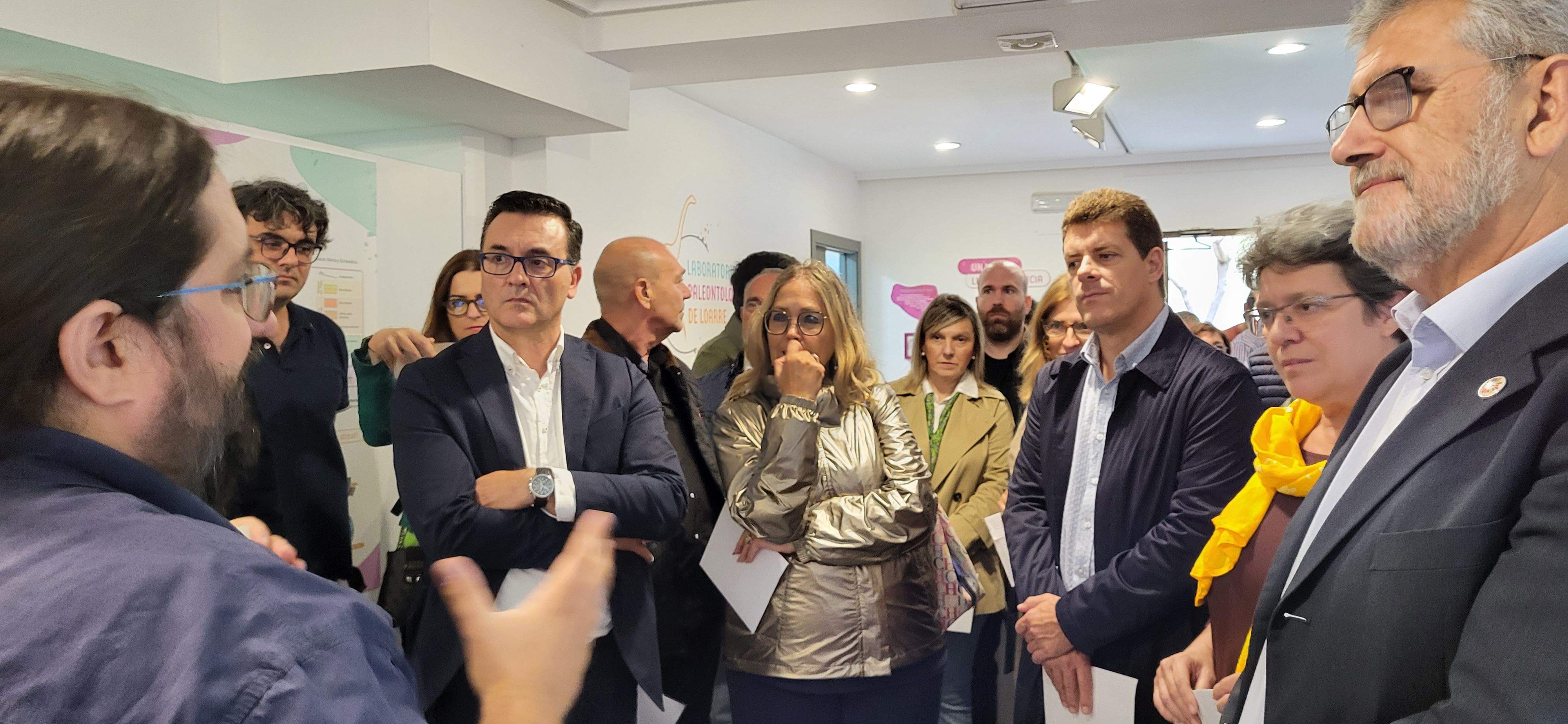 Miguel Moreno Azanza explica el contenido del Laboratorio Paleontológico de Loarre Miguel Moreno Azanza explica el contenido del Laboratorio Paleontológico de Loarre