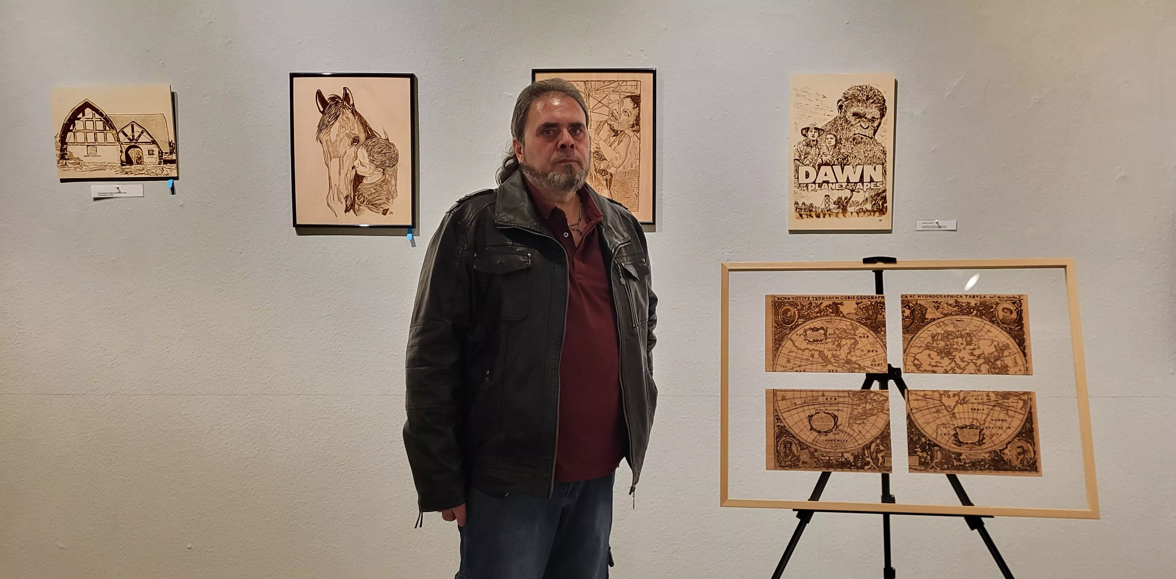 Jesús Naya junto a varias de sus obras. Foto Mercedes Manterola