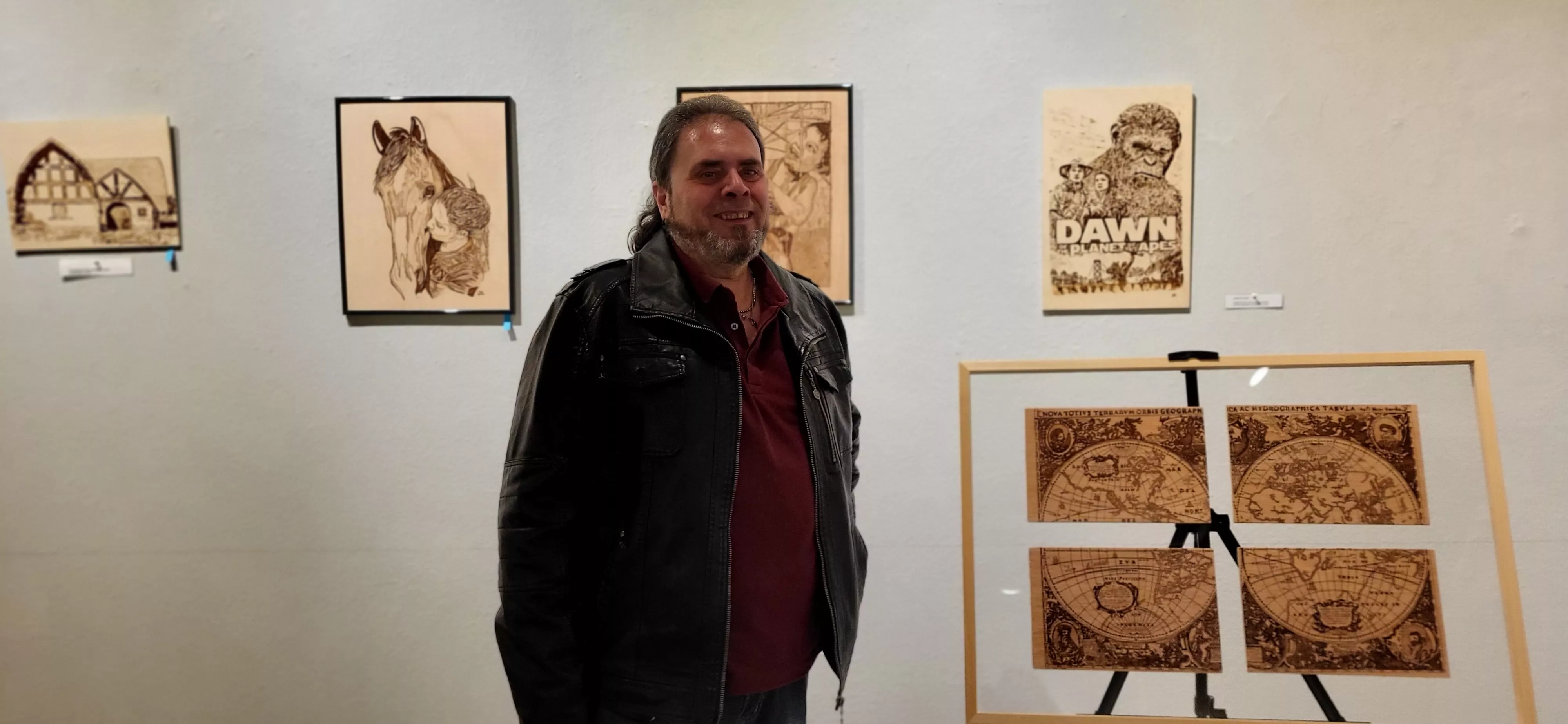 Jesús Naya junto a varias de sus obras. Foto Mercedes Manterola