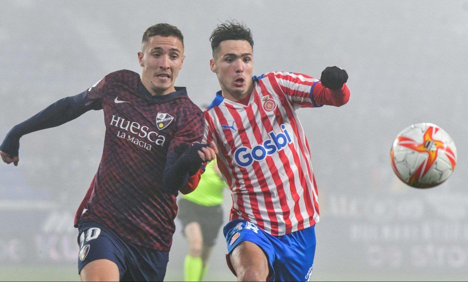 Escriche pelea un balón en el partido de Copa ante el Girona en El Alcoraz, donde venció el conjunto catalán. Foto: SD Huesca Escriche pelea un balón en el partido de Copa ante el Girona en El Alcoraz, donde venció el conjunto catalán. Foto: SD Huesca