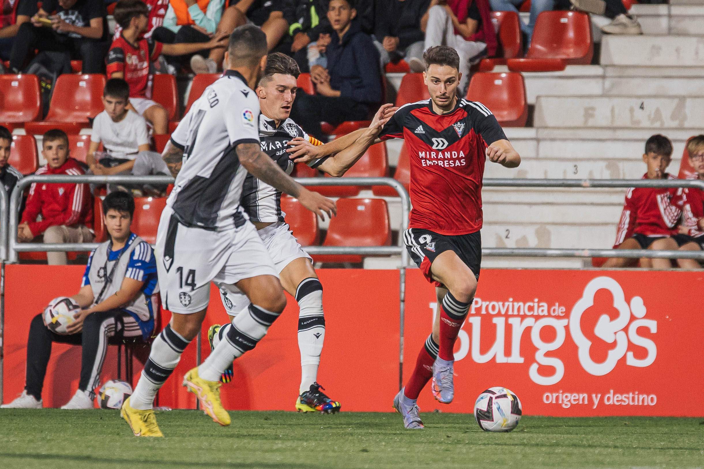 Un momento de la derrota del Mirandés ante el Levante. Un momento de la derrota del Mirandés ante el Levante.