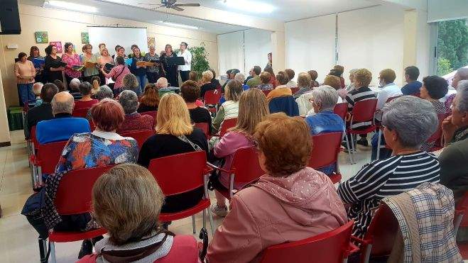 El grupo vocal del Hogar de Sabiñánigo ha actuado durante el acto de celebración