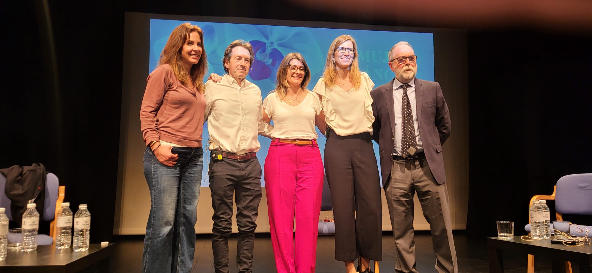 La periodista Mamen Mendizábal, el sociólogo Fernando Gil, la psiquiatra Rosa Molina y el presidente de la AECC en Huesca, José Manuel Ramón y Cajal, debaten en una mesa redonda 