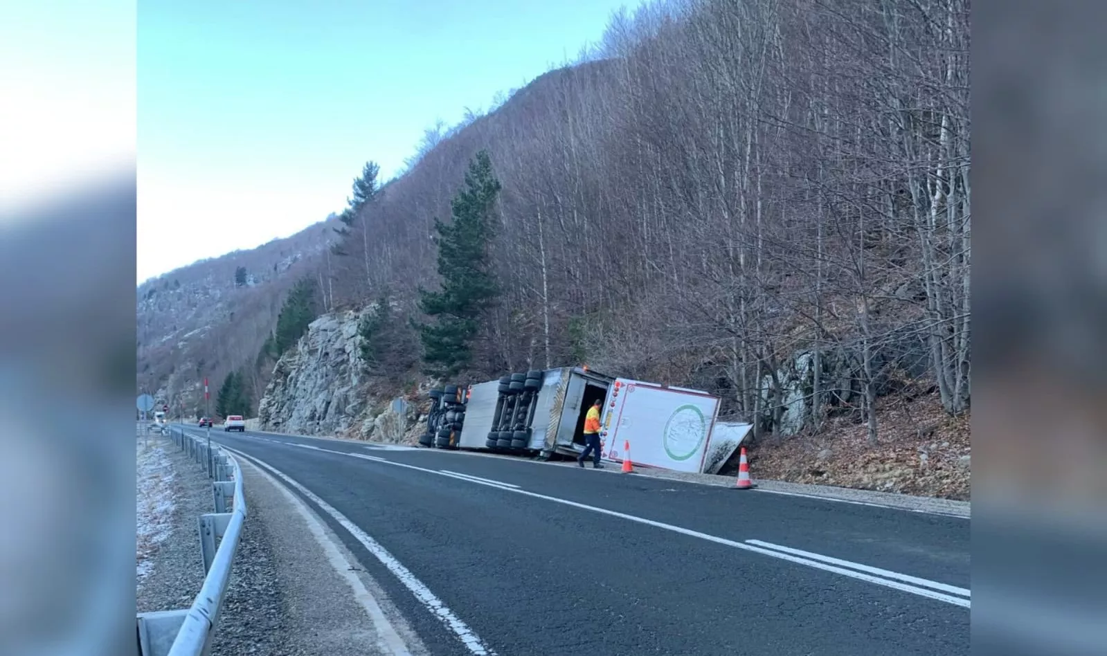 Imagen del camión de transporte de cerdos que ha volcado en la N-230 en Aneto.