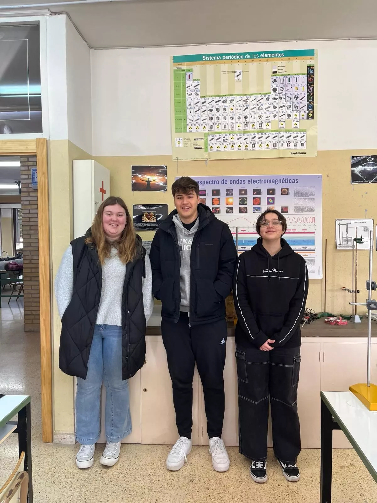 Alba Moreno, Irene Urriens y Diego Solano, alumnos del IES Lucas Mallada reconocidos en la Olimpiada de Biología