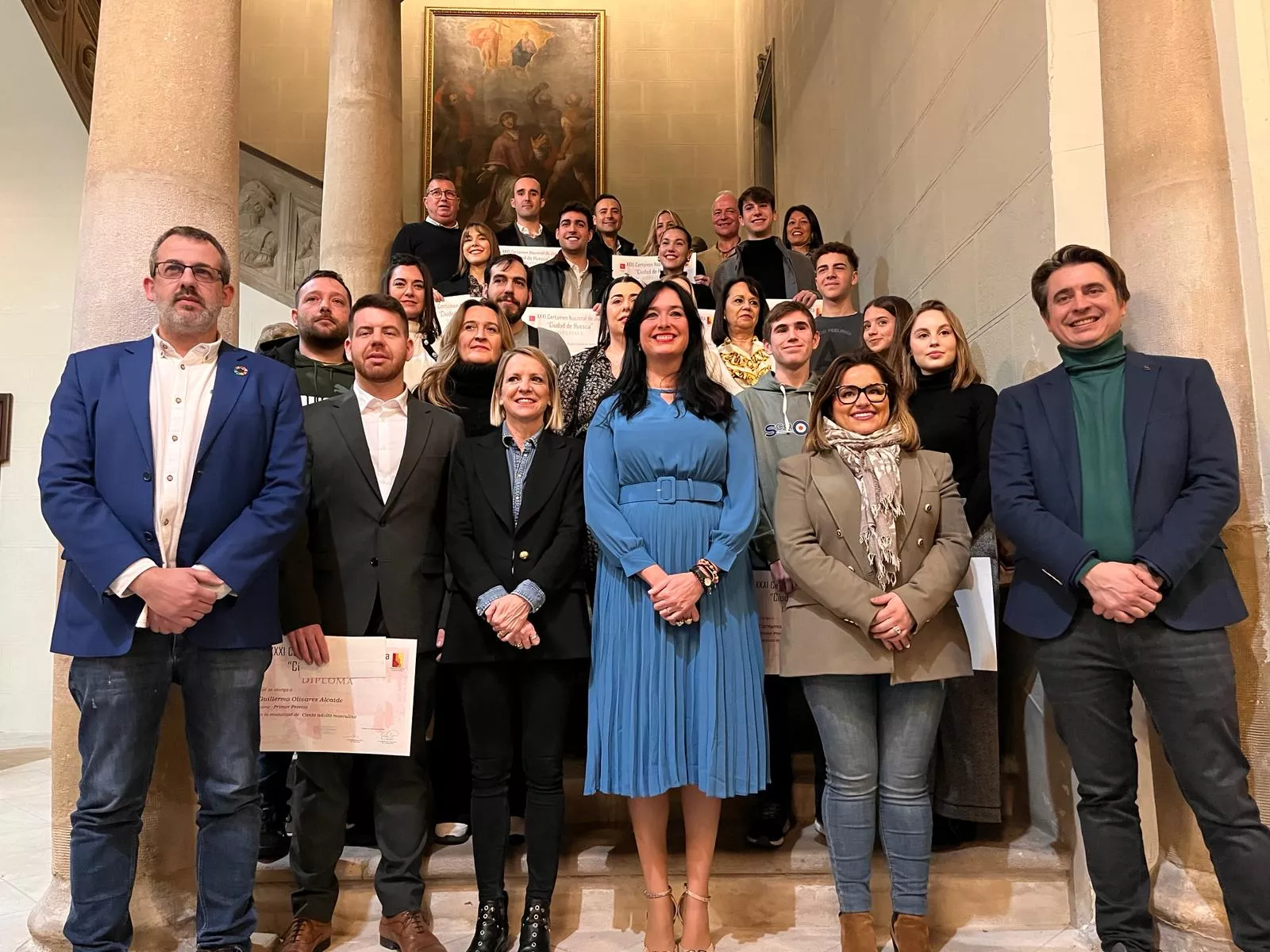 La alcaldesa y miembros de la Corporación con los ganadores del Certamen Nacional de Jota Ciudad de Huesca.