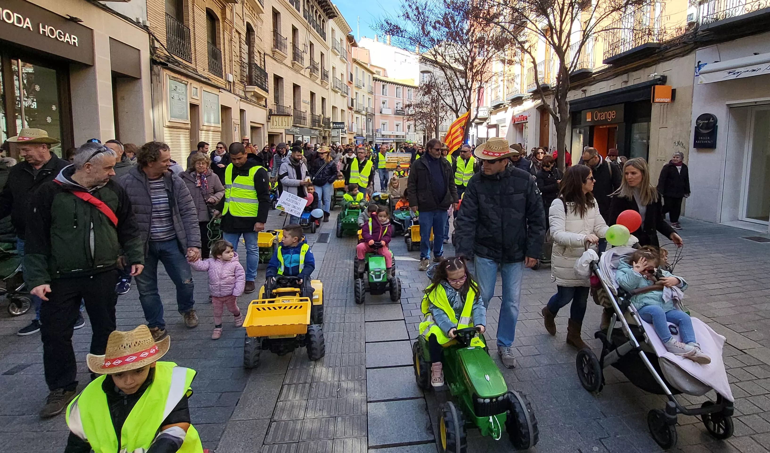 Tractorada infantil en apoyo al sector primario en Huesca. Foto Mercedes Manterola