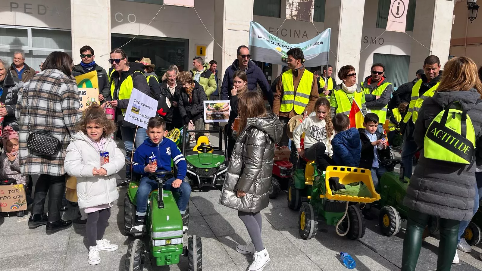 Tractorada infantil en apoyo al sector primario en Huesca. Foto Mercedes Manterola