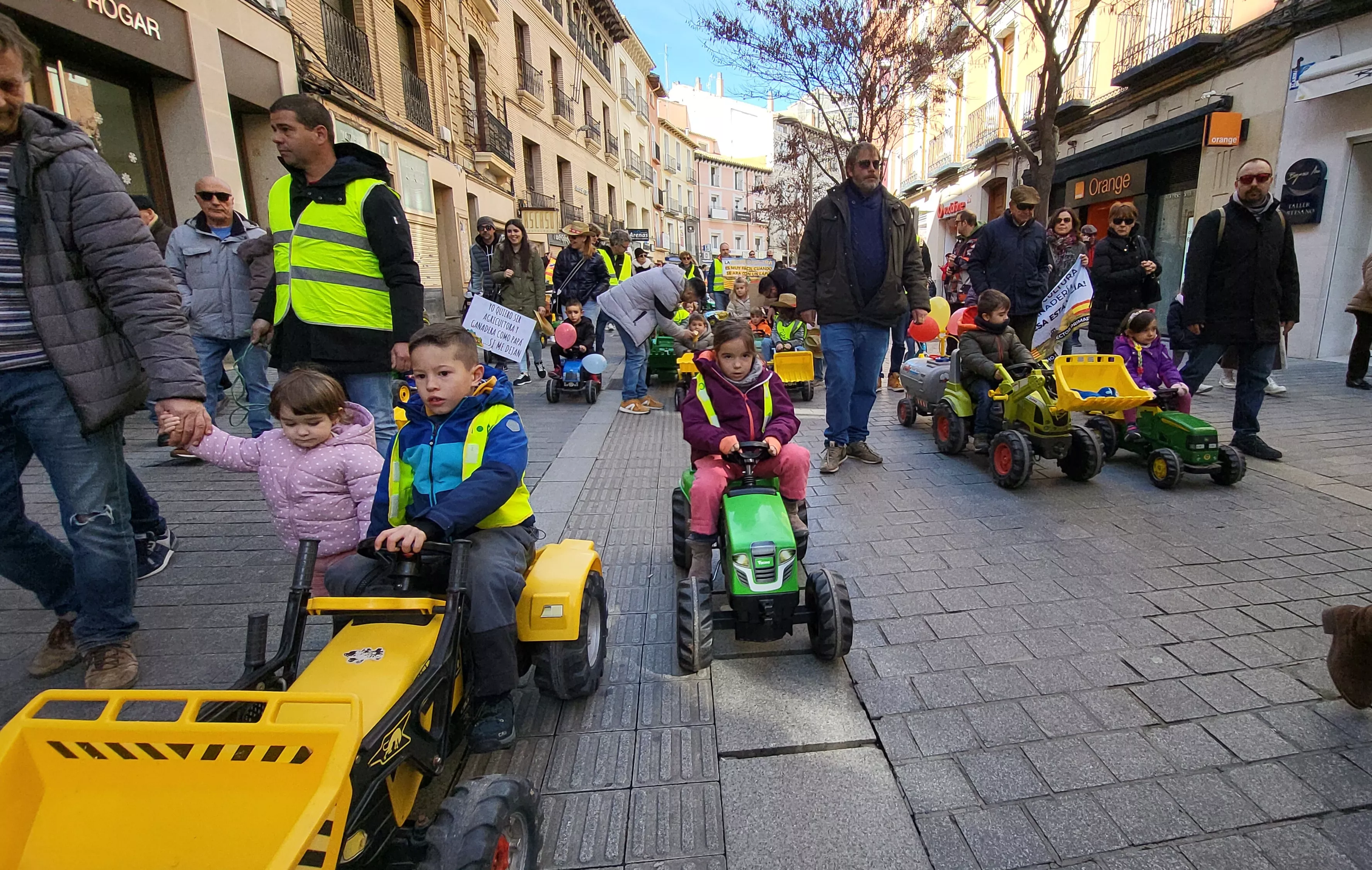 Tractorada infantil en apoyo al sector primario en Huesca. Foto Mercedes Manterola