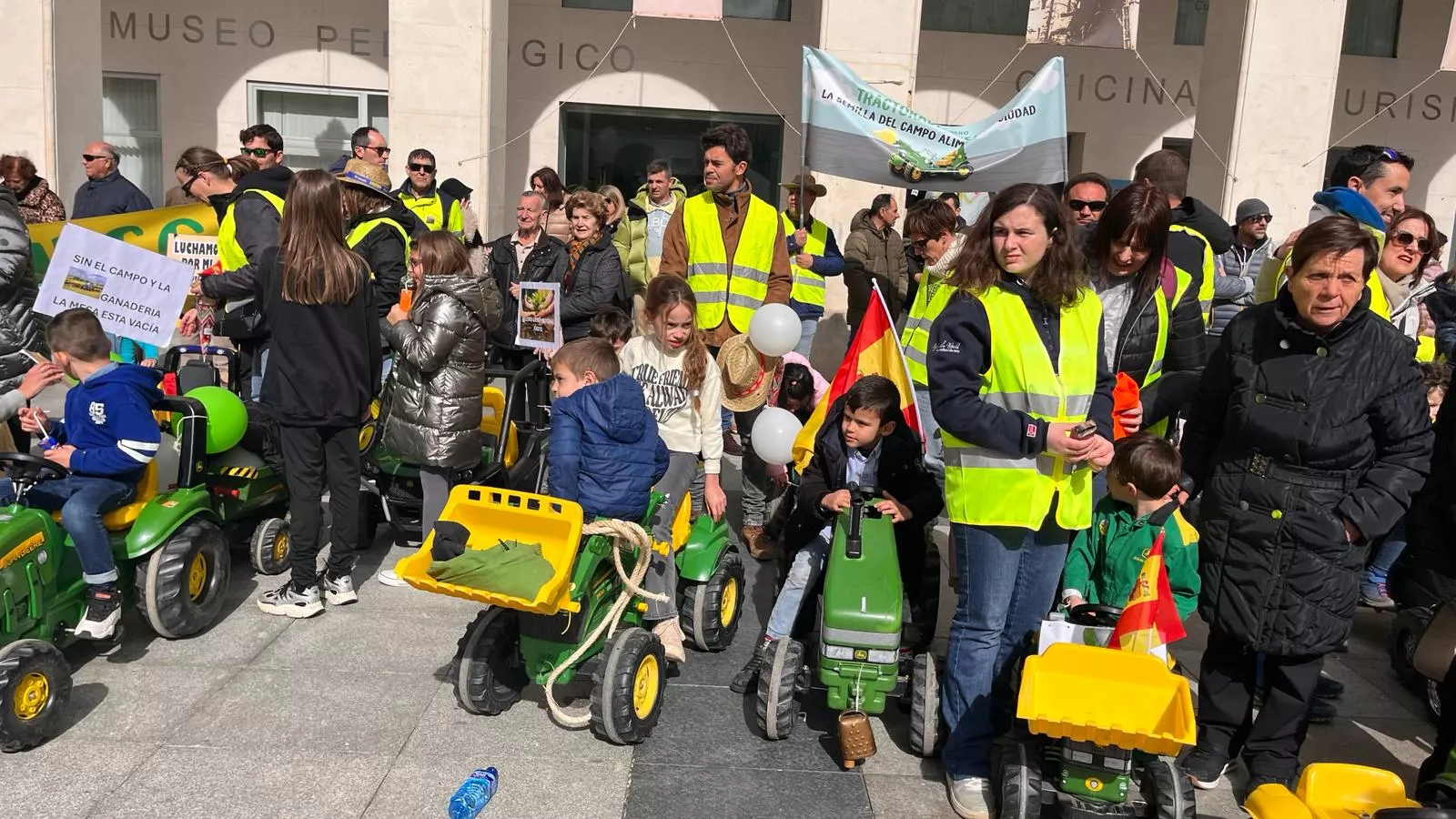 Tractorada infantil en apoyo al sector primario en Huesca. Foto Mercedes Manterola