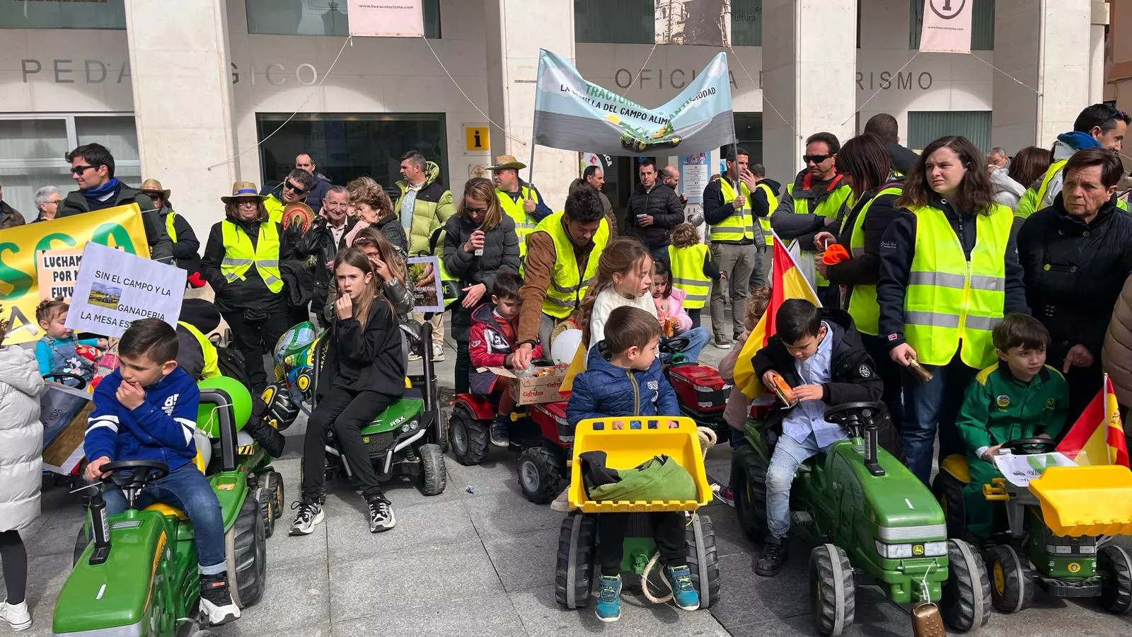 Tractorada infantil en apoyo al sector primario en Huesca. Foto Mercedes Manterola