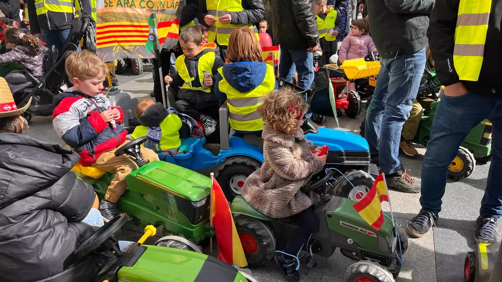 Tractorada infantil en apoyo al sector primario en Huesca. Foto Mercedes Manterola